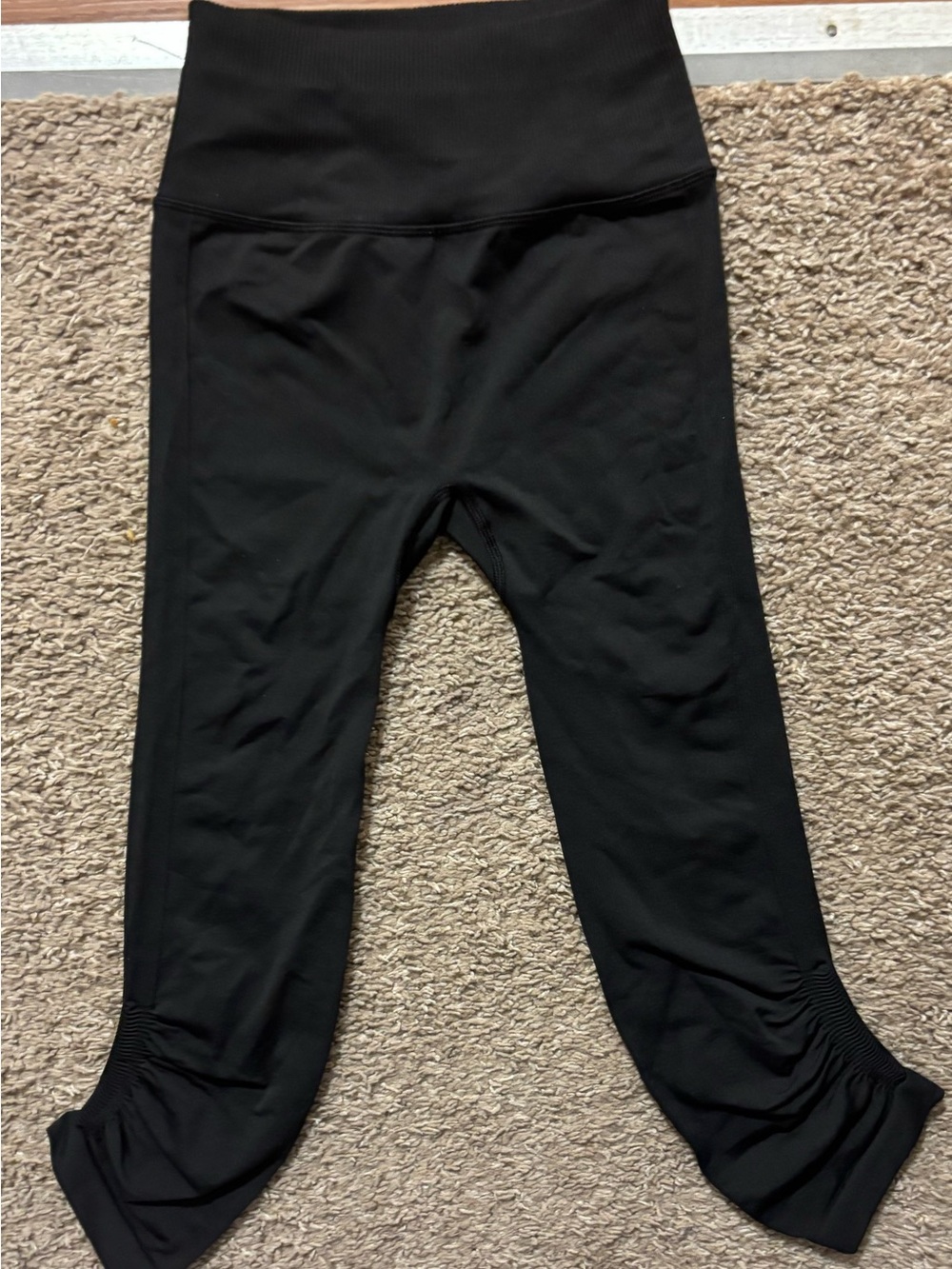 Lululemon Womans 2 Black High-Waist Cropped Leggings Ruched Bottom Hems Like New